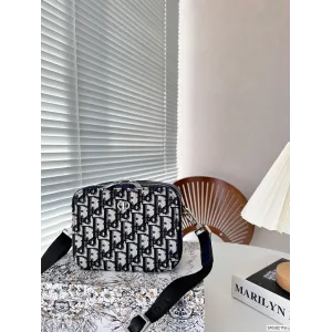 【2026】【DIOR公式旗艦店】ディオール  斜めがけバッグ 当日出荷 好評に付き再入荷！17*13CM