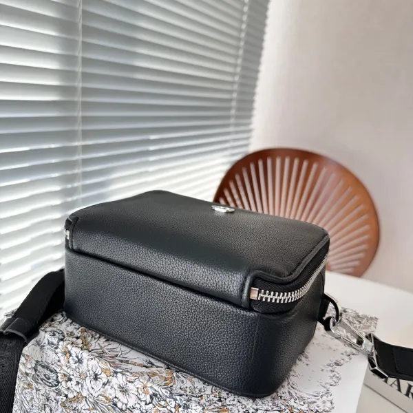 【2026】【DIOR公式旗艦店】ディオール  斜めがけバッグ 当日出荷 好評に付き再入荷！17*13CM