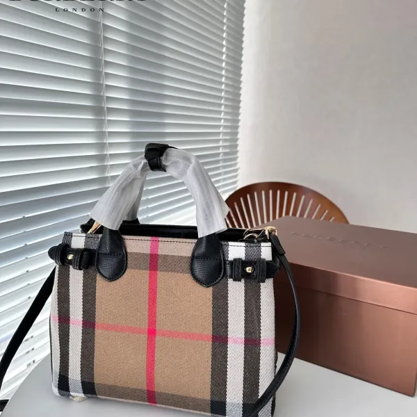 【2026】【BURBERRY 公式旗艦店】バーバリー  斜めがけバッグ 当日出荷 好評に付き再入荷！24*20CM