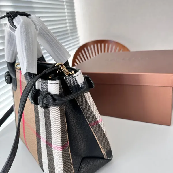 【2026】【BURBERRY 公式旗艦店】バーバリー  斜めがけバッグ 当日出荷 好評に付き再入荷！24*20CM