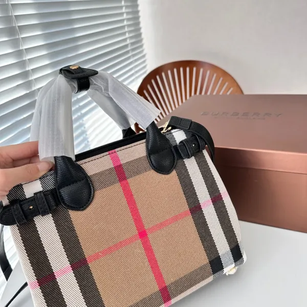 【2026】【BURBERRY 公式旗艦店】バーバリー  斜めがけバッグ 当日出荷 好評に付き再入荷！24*20CM