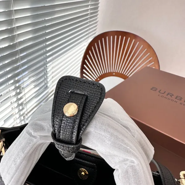 【2026】【BURBERRY 公式旗艦店】バーバリー  斜めがけバッグ 当日出荷 好評に付き再入荷！24*20CM