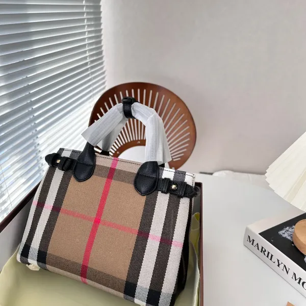 【2026】【BURBERRY 公式旗艦店】バーバリー  斜めがけバッグ 当日出荷 好評に付き再入荷！24*20CM