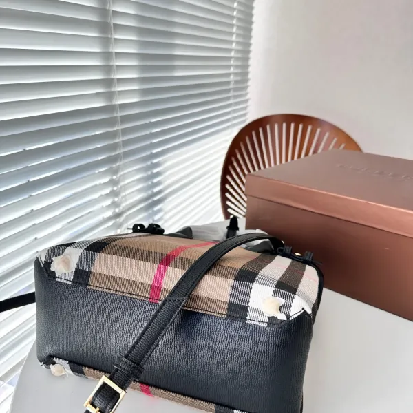 【2026】【BURBERRY 公式旗艦店】バーバリー  斜めがけバッグ 当日出荷 好評に付き再入荷！24*20CM