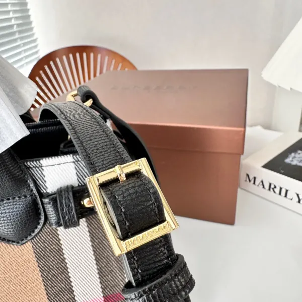 【2026】【BURBERRY 公式旗艦店】バーバリー  斜めがけバッグ 当日出荷 好評に付き再入荷！24*20CM