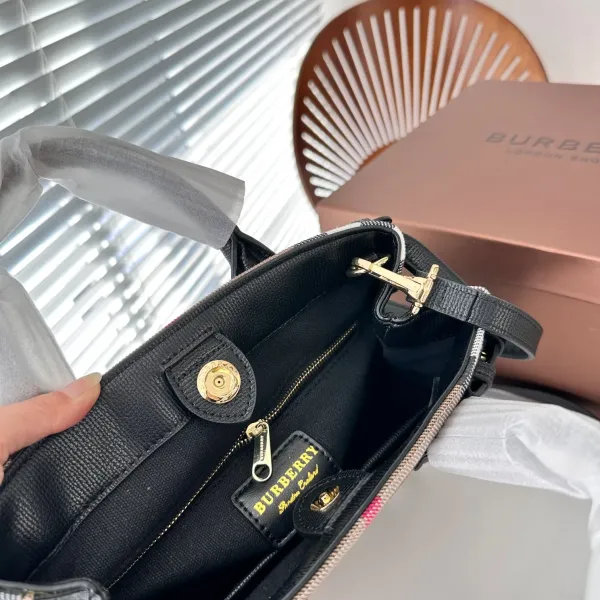 【2026】【BURBERRY 公式旗艦店】バーバリー  斜めがけバッグ 当日出荷 好評に付き再入荷！24*20CM