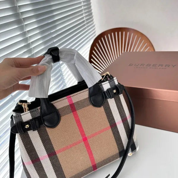【2026】【BURBERRY 公式旗艦店】バーバリー  斜めがけバッグ 当日出荷 好評に付き再入荷！24*20CM