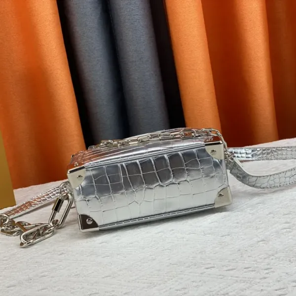【2026】LV【LOUIS VUITTON 公式旗艦店】ルイヴィトン  斜めがけバッグ当日出荷 好評に付き再入荷！18.5*13*8CM