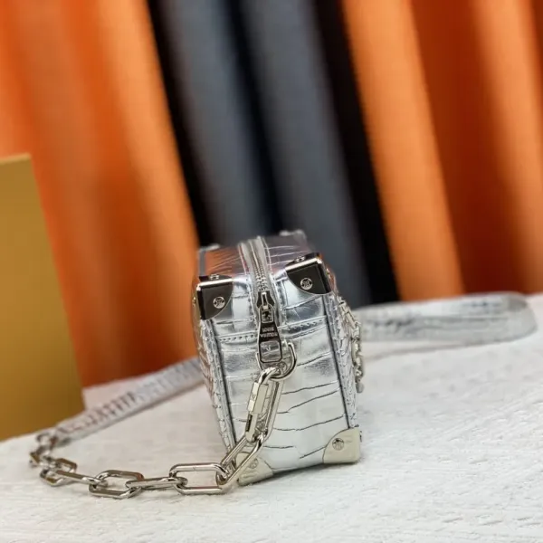 【2026】LV【LOUIS VUITTON 公式旗艦店】ルイヴィトン  斜めがけバッグ当日出荷 好評に付き再入荷！18.5*13*8CM