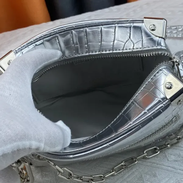 【2026】LV【LOUIS VUITTON 公式旗艦店】ルイヴィトン  斜めがけバッグ当日出荷 好評に付き再入荷！18.5*13*8CM