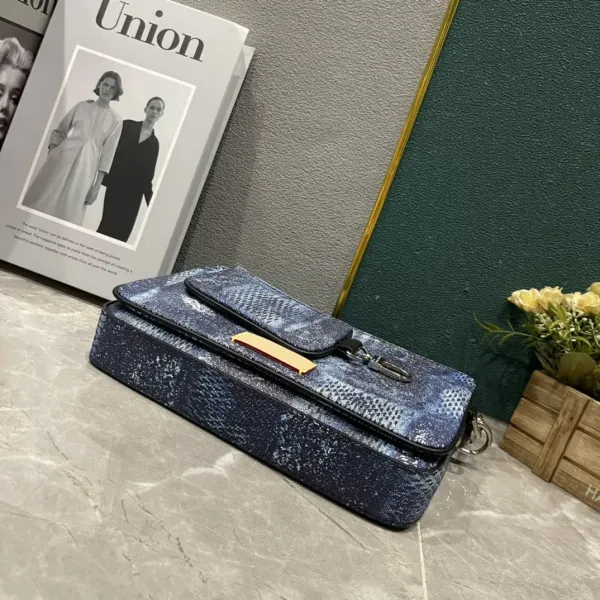 【2026】【LOUIS VUITTON 公式旗艦店】ルイヴィトン  斜めがけバッグ当日出荷 好評に付き再入荷！25*18*4CM