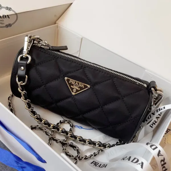 【2026】【PRADA 公式旗艦店】プラダ  斜めがけバッグ 当日出荷 好評に付き再入荷！21*11CM