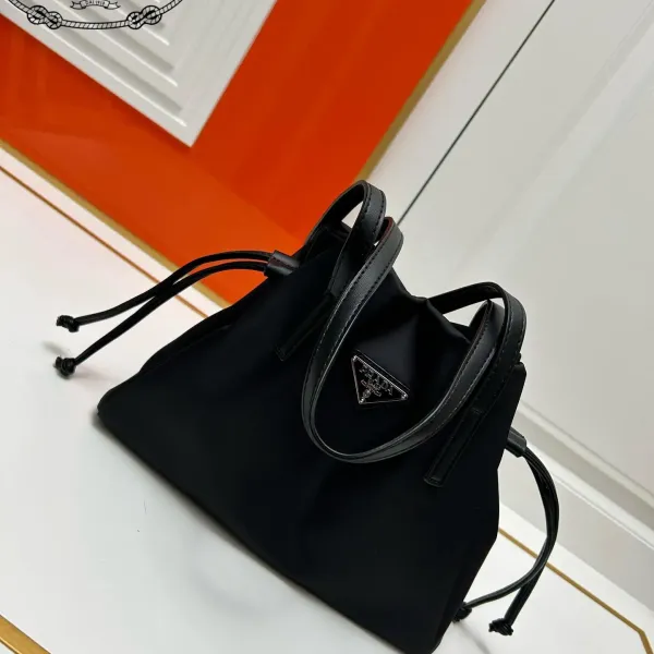 【2026】【PRADA  公式旗艦店】プラダ   ハンドバッグ  当日出荷 好評に付き再入荷！28*22*8CM