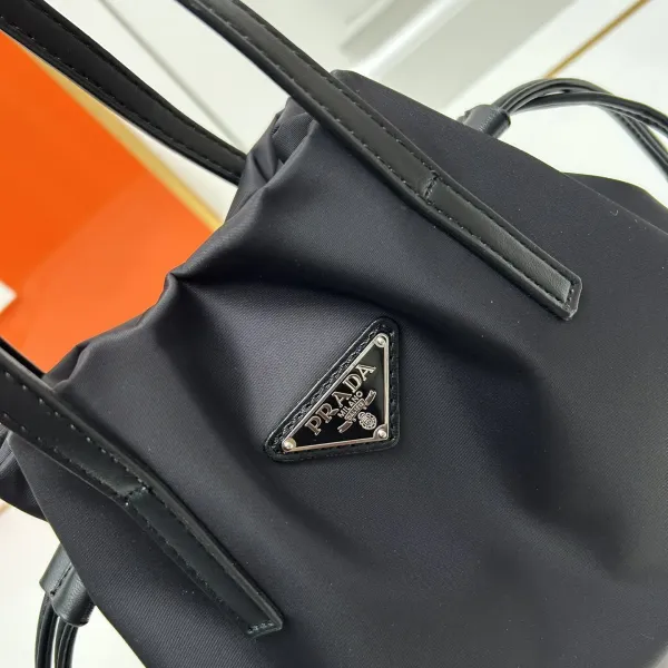 【2026】【PRADA  公式旗艦店】プラダ   ハンドバッグ  当日出荷 好評に付き再入荷！28*22*8CM