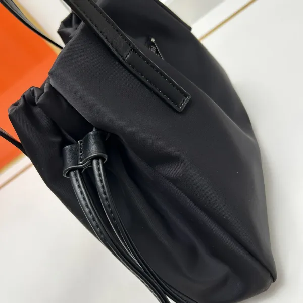 【2026】【PRADA  公式旗艦店】プラダ   ハンドバッグ  当日出荷 好評に付き再入荷！28*22*8CM