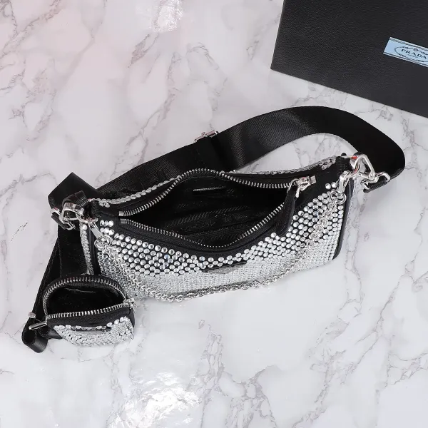 【2026】【PRADA  公式旗艦店】プラダ   斜めがけバッグ  当日出荷 好評に付き再入荷！22*16*6CM
