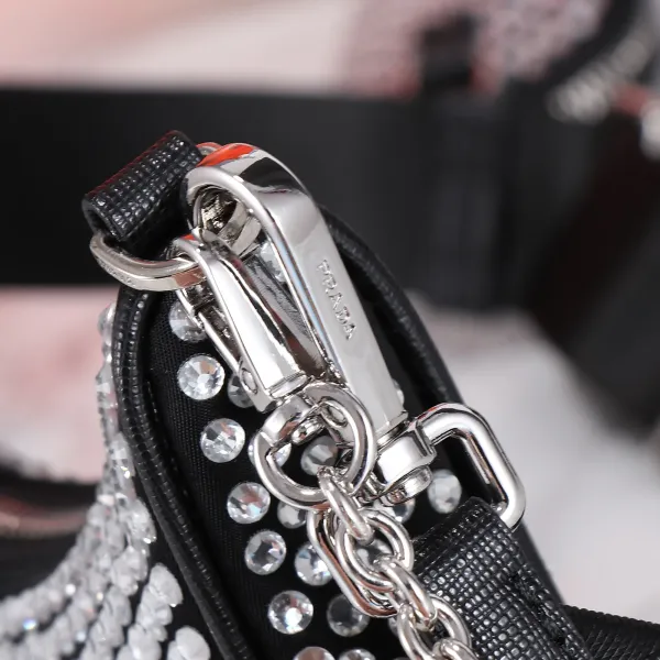【2026】【PRADA  公式旗艦店】プラダ   斜めがけバッグ  当日出荷 好評に付き再入荷！22*16*6CM