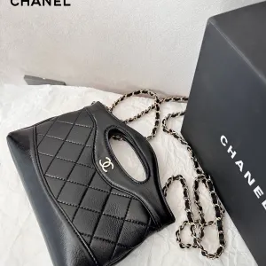 【2026】【CHANEL 公式旗艦店】シャネル  斜めがけバッグ 当日出荷 好評に付き再入荷！20*17CM