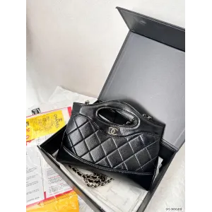 【2026】【CHANEL 公式旗艦店】シャネル  斜めがけバッグ 当日出荷 好評に付き再入荷！20*17CM