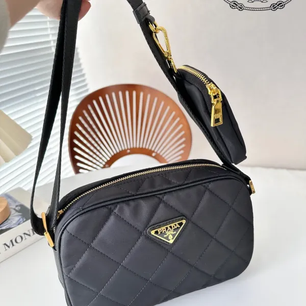 【2026】【PRADA 公式旗艦店】 プラダ  斜めがけバッグ当日出荷 好評に付き再入荷24*16CM
