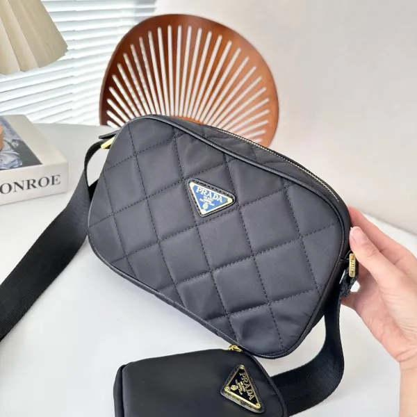 【2026】【PRADA 公式旗艦店】 プラダ  斜めがけバッグ当日出荷 好評に付き再入荷24*16CM