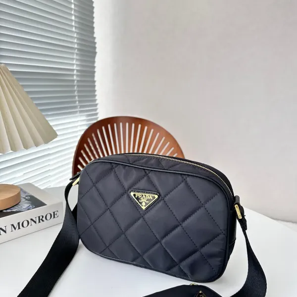 【2026】【PRADA 公式旗艦店】 プラダ  斜めがけバッグ当日出荷 好評に付き再入荷24*16CM