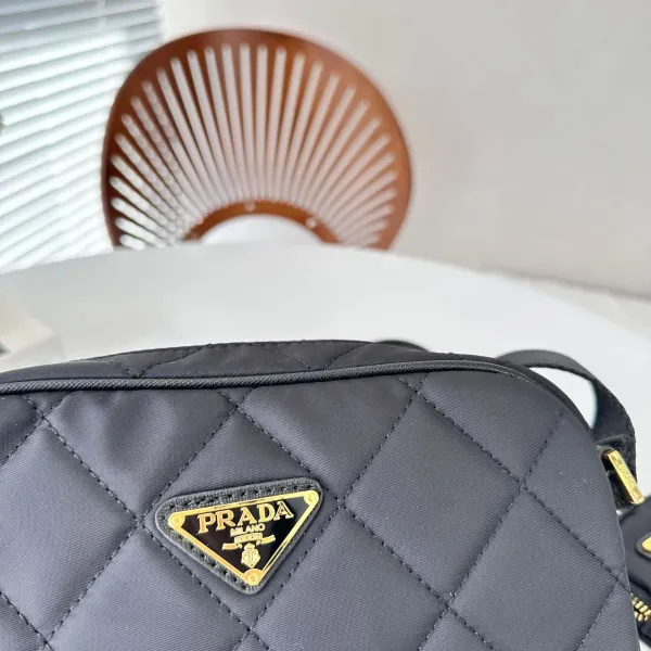 【2026】【PRADA 公式旗艦店】 プラダ  斜めがけバッグ当日出荷 好評に付き再入荷24*16CM