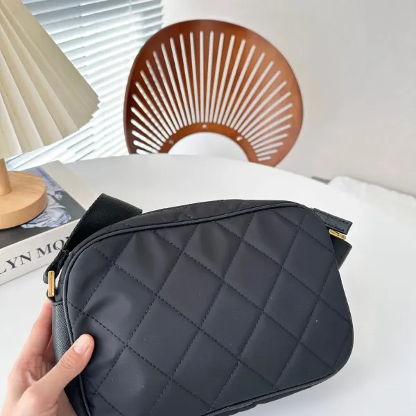 【2026】【PRADA 公式旗艦店】 プラダ  斜めがけバッグ当日出荷 好評に付き再入荷24*16CM