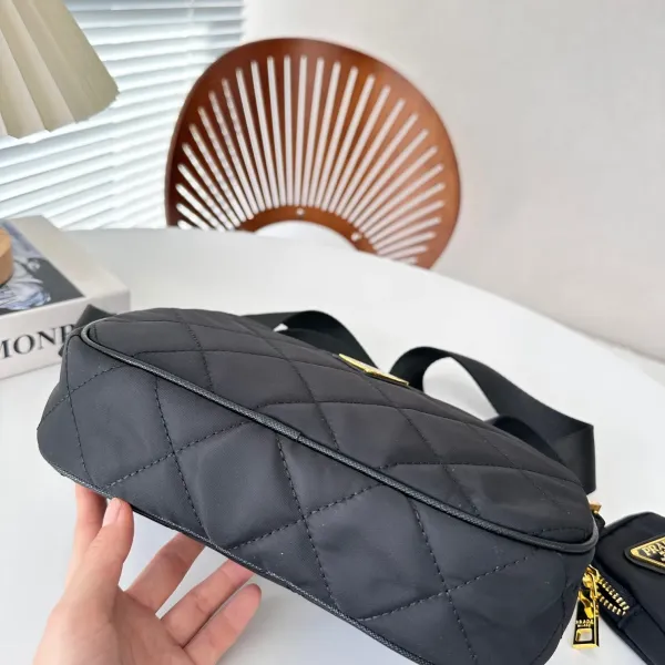 【2026】【PRADA 公式旗艦店】 プラダ  斜めがけバッグ当日出荷 好評に付き再入荷24*16CM