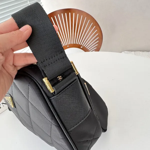 【2026】【PRADA 公式旗艦店】 プラダ  斜めがけバッグ当日出荷 好評に付き再入荷24*16CM
