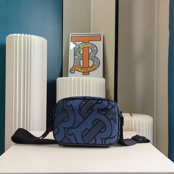 【2026】【BURBERRY  公式旗艦店】バーバリー 斜めがけバッグ 当日出荷 好評に付き再入荷！22*16CM