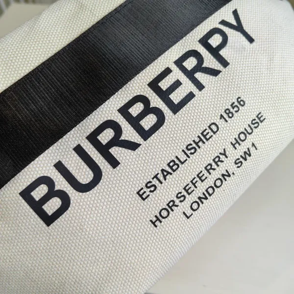 【2026】【BURBERRY  公式旗艦店】バーバリー   胸ポケット 当日出荷 好評に付き再入荷！29*18CM