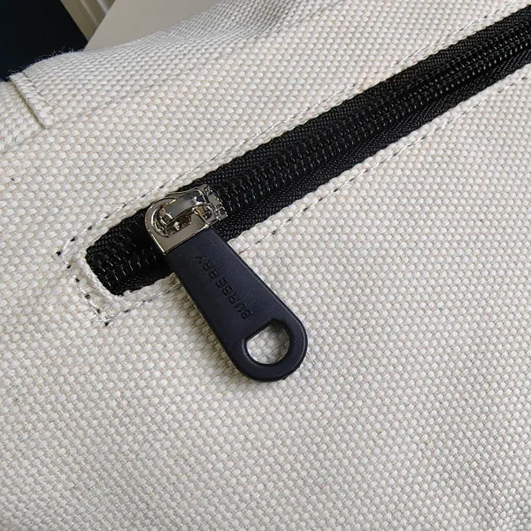 【2026】【BURBERRY  公式旗艦店】バーバリー   胸ポケット 当日出荷 好評に付き再入荷！29*18CM