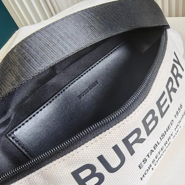 【2026】【BURBERRY  公式旗艦店】バーバリー   胸ポケット 当日出荷 好評に付き再入荷！29*18CM