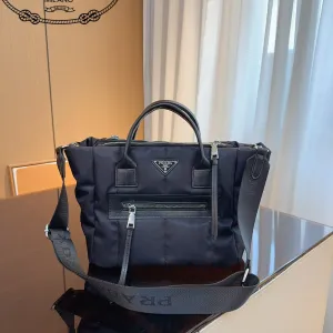 【2026】【PRADA  公式旗艦店】プラダ  斜めがけバッグ 当日出荷 好評に付き再入荷！28*18*23CM