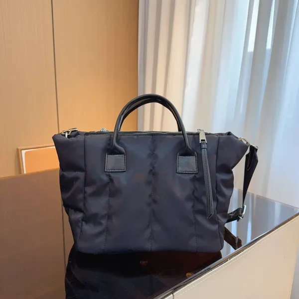 【2026】【PRADA  公式旗艦店】プラダ  斜めがけバッグ 当日出荷 好評に付き再入荷！28*18*23CM