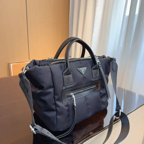 【2026】【PRADA  公式旗艦店】プラダ  斜めがけバッグ 当日出荷 好評に付き再入荷！28*18*23CM