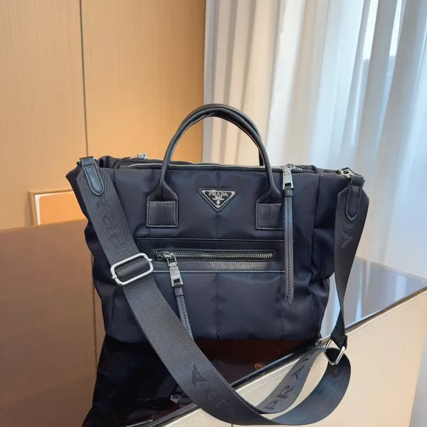 【2026】【PRADA  公式旗艦店】プラダ  斜めがけバッグ 当日出荷 好評に付き再入荷！28*18*23CM