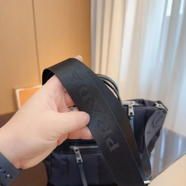 【2026】【PRADA  公式旗艦店】プラダ  斜めがけバッグ 当日出荷 好評に付き再入荷！28*18*23CM