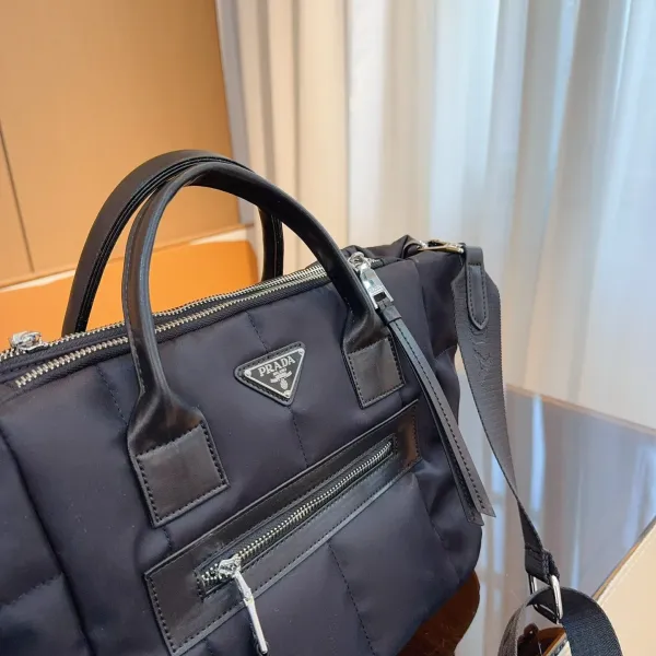 【2026】【PRADA  公式旗艦店】プラダ  斜めがけバッグ 当日出荷 好評に付き再入荷！28*18*23CM