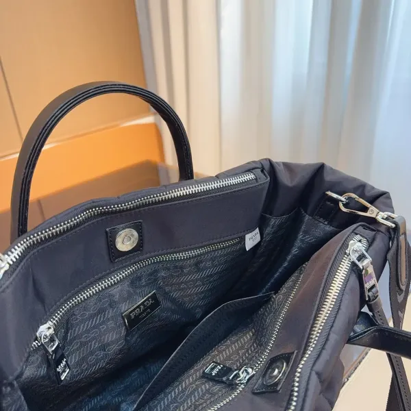 【2026】【PRADA  公式旗艦店】プラダ  斜めがけバッグ 当日出荷 好評に付き再入荷！28*18*23CM