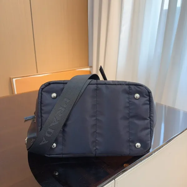 【2026】【PRADA  公式旗艦店】プラダ  斜めがけバッグ 当日出荷 好評に付き再入荷！28*18*23CM