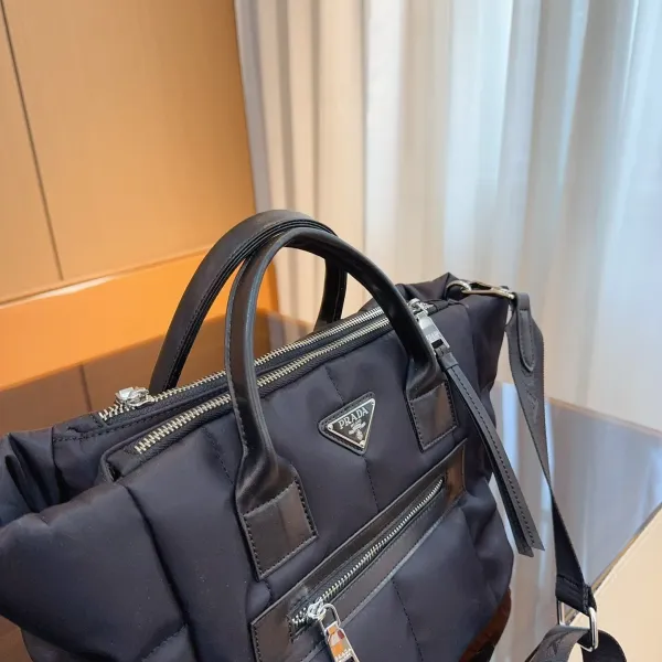 【2026】【PRADA  公式旗艦店】プラダ  斜めがけバッグ 当日出荷 好評に付き再入荷！28*18*23CM