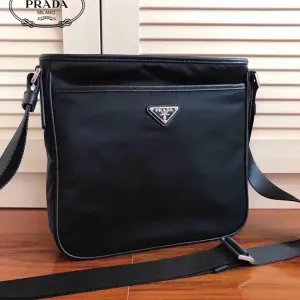 【2026】【PRADA  公式 旗艦店】プラダ  斜めがけバッグ 当日出荷 好評に付き再入荷！27*25.5*6CM