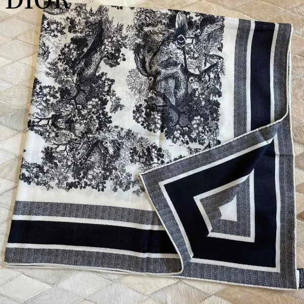 【2026】【DIOR ディオール 】オートクチュール ファッション トランジショナル カラー ロング ビアード スカーフ90*90CM 【2026】【DIOR ディオール 】オートクチュール ファッション トランジショナル カラー ロング ビアード スカーフ90*90CM