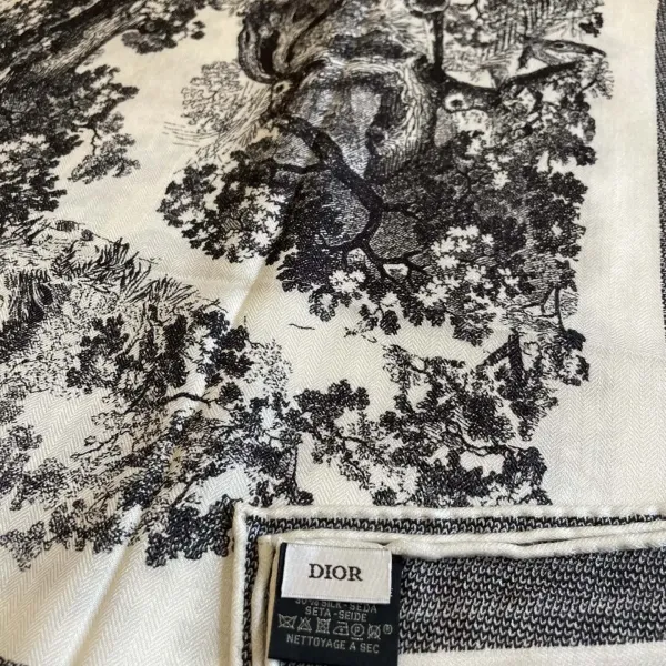 【2026】【DIOR ディオール 】オートクチュール ファッション トランジショナル カラー ロング ビアード スカーフ90*90CM 【2026】【DIOR ディオール 】オートクチュール ファッション トランジショナル カラー ロング ビアード スカーフ90*90CM