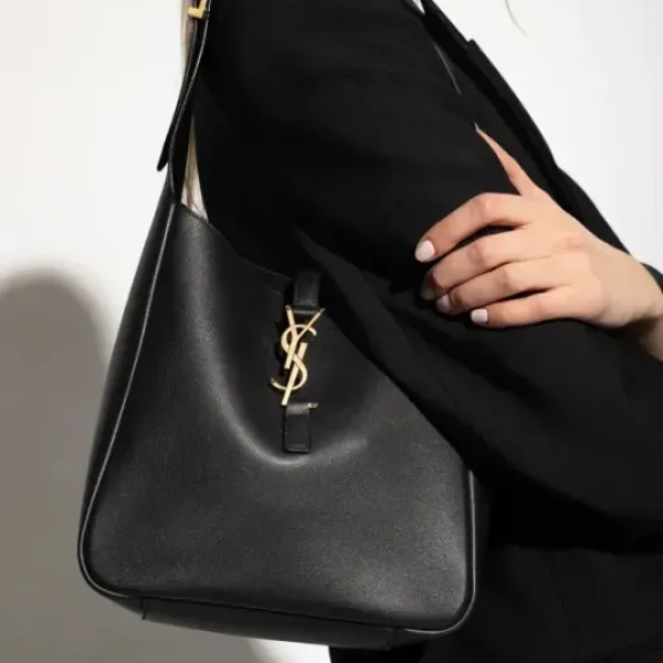 【2026】YSL 限定30個！売り切れ次第終わり！【SAINT LAURENT |公式サイトは正規品】雑誌掲載カサンドラ ホーボーバッグ。