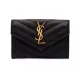 【2026】YSL 【SAINT LAURENT】モノグラム スモール エンベロープウォレット（グレイン ド プードル／エンボスレザー）