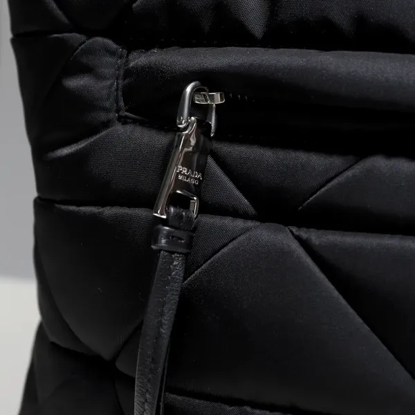 【2026】PRADA RE-NYLON ミディアム パデッドトートバッグ 33*26*17cm