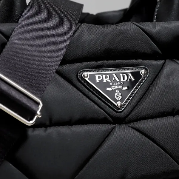【2026】PRADA RE-NYLON ミディアム パデッドトートバッグ 33*26*17cm